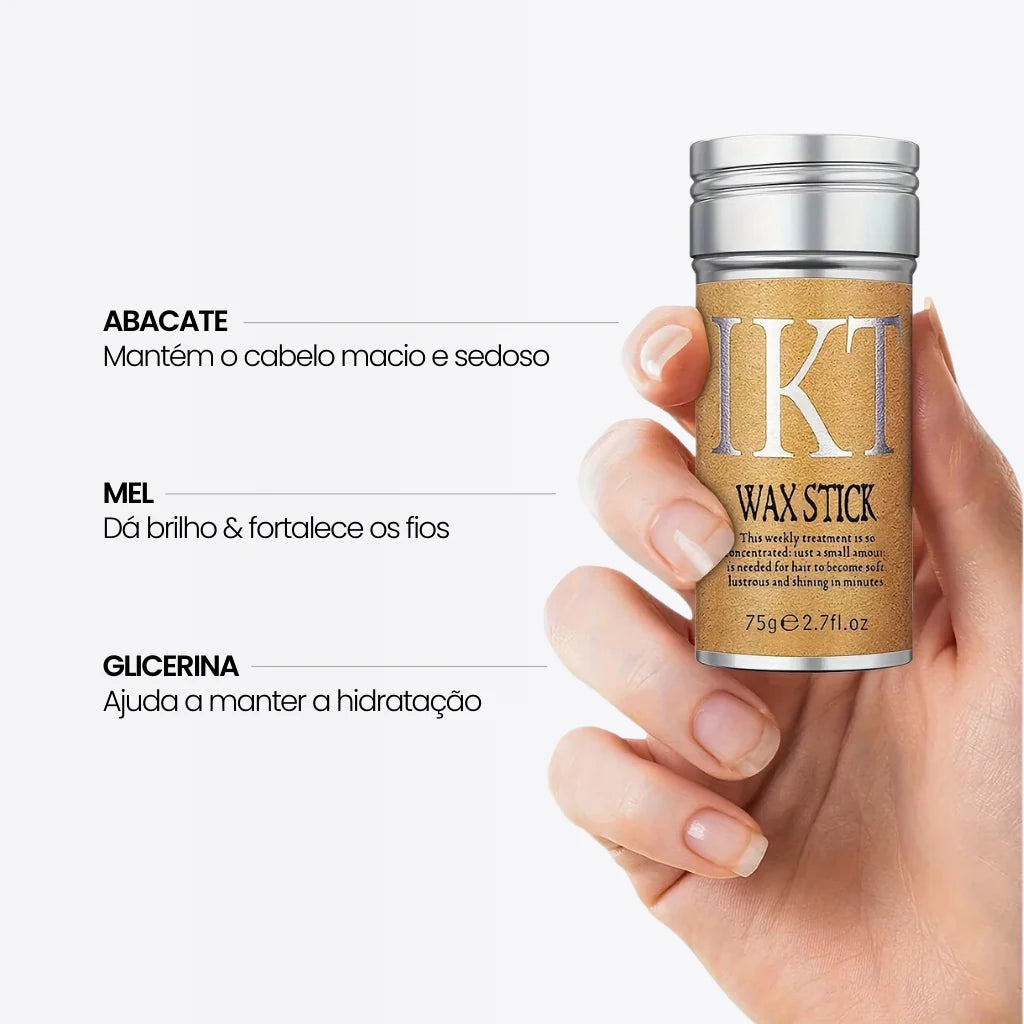 Mão segurando o WaxStick da Bela Vital, realçando seus ingredientes naturais como abacate, mel e glicerina, que promovem maciez, brilho e hidratação.
