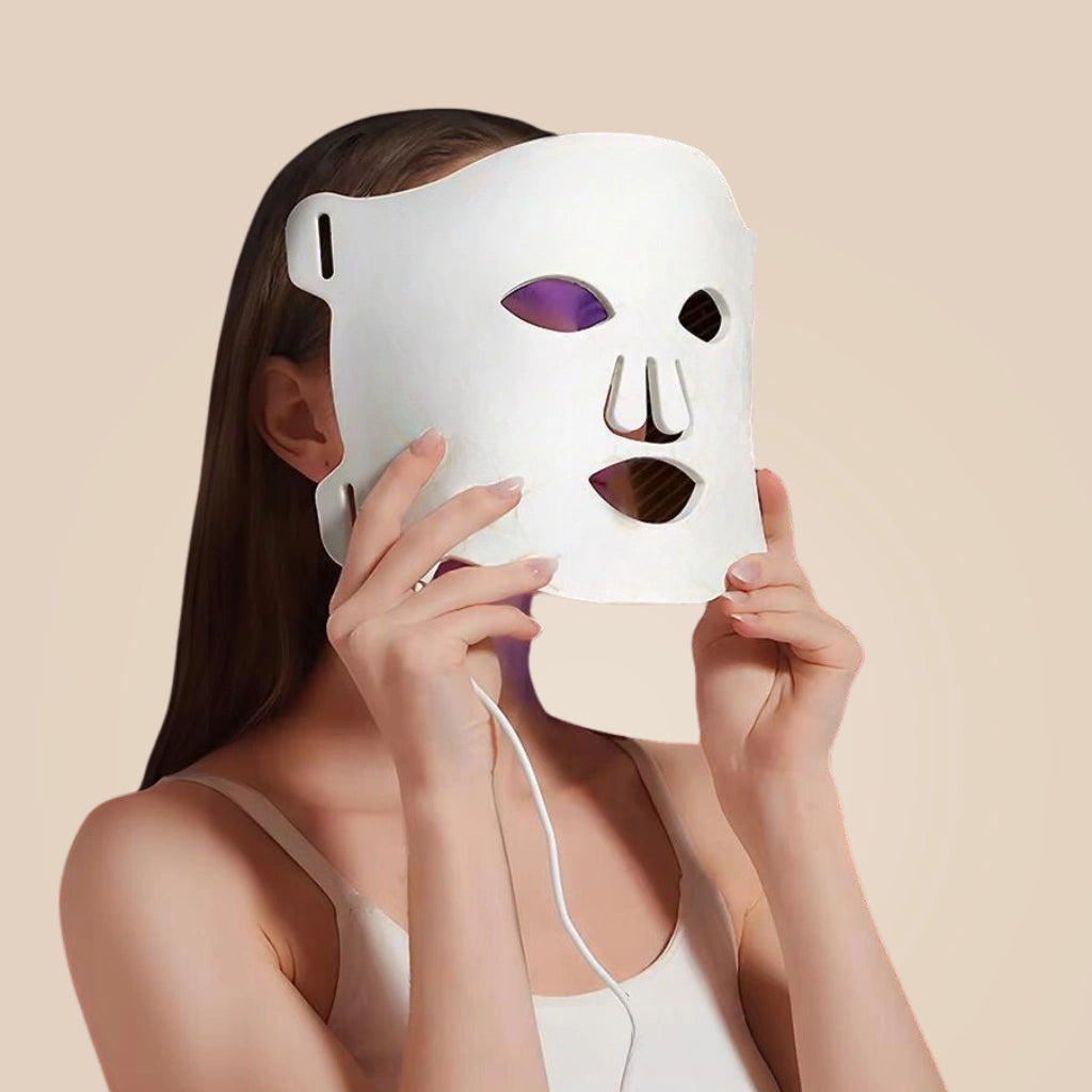 Mulher utilizando a Máscara Facial de Terapia de Luz LED da Bela Vital para um tratamento de pele avançado em casa.