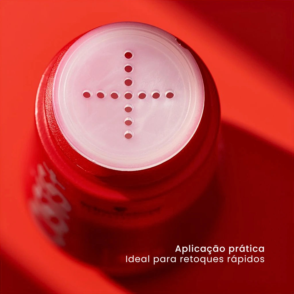 A pomada em pó é muito mais práica, sendo ideal para retoques rápidos
