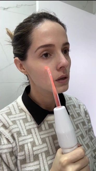 Cliente usando a ponteira de vidro no rosto