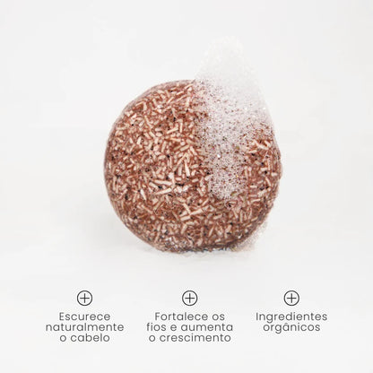 Shampoo em barra que escurece naturalmente o cabelo, além de fortalecer os fios e aumentar o crescimento.